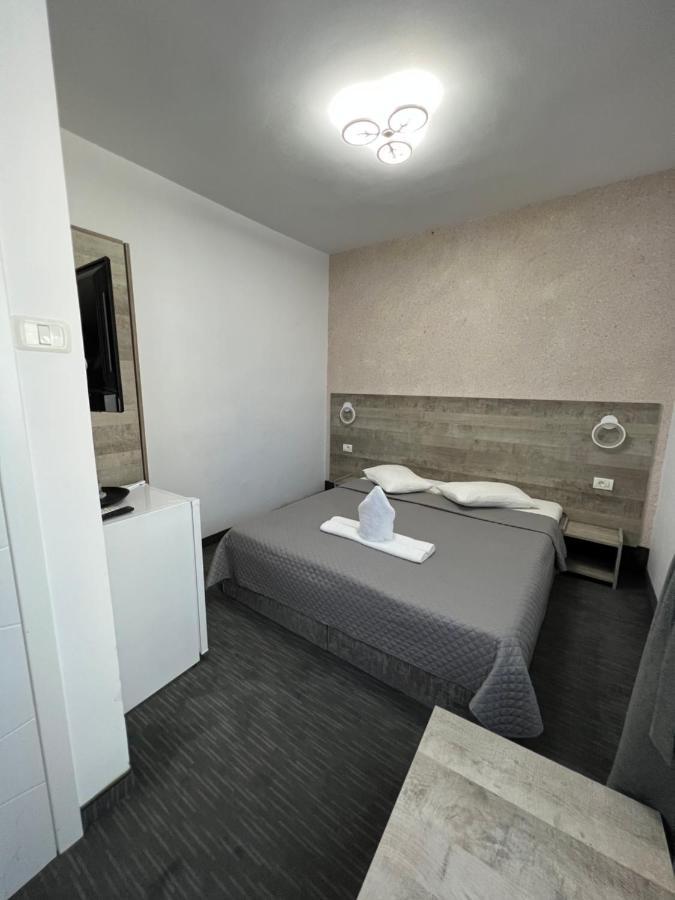 Hotel Miniom Constanta Bagian luar foto